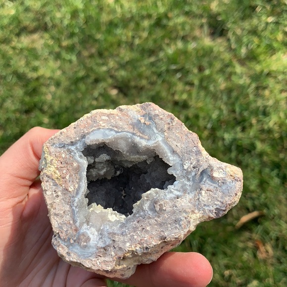 Thunder Egg Quartz Geode - Picture 5 of 9
